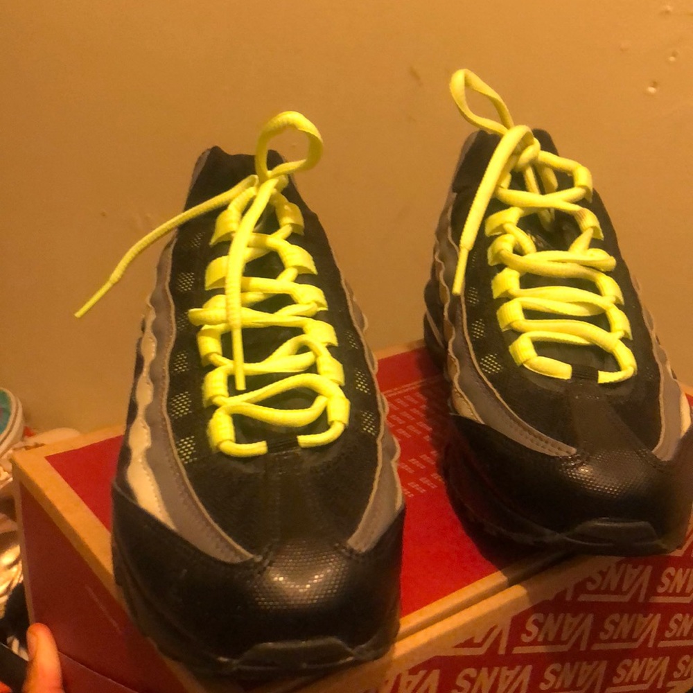 Boys Grade School air max 95 - Picture 2 of 3